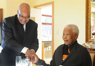 Zuma na návštěvě u exprezidenta JAR Mandely u příležitosti jeho 93. narozenin.