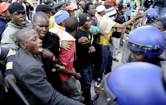 Malemovi příznivci při potyčkách s policií v Johannesburgu.