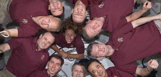 Snímek pochází z letošní poslední návštěvy raketoplánu u ISS. Nyní stanice možná zcela osiří.