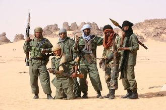 Bojovníci Tuaregů na severu Nigeru.