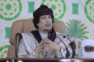 Kaddáfí po předloňském podpisu mírové dohody mezi Tuaregy v Nigeru a Mali.