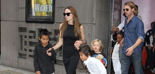 Angelina Jolie a Brad Pitt se svými dětmi.