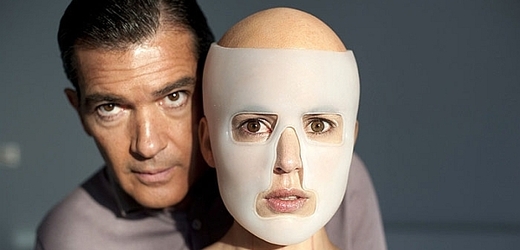 Kůže, kterou nosím: Antonio Banderas coby posedlý plastický chirurg.