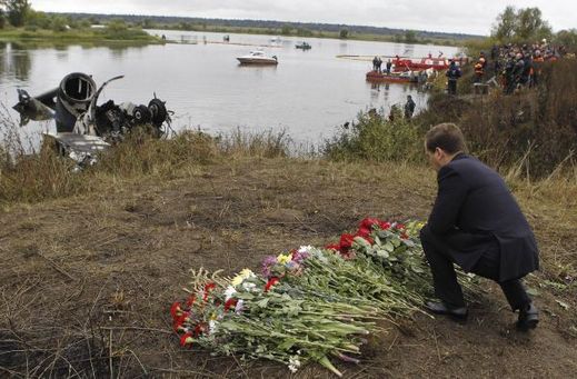 Prezident Medveděv klade květiny na místě tragédie.