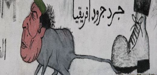 Nová vláda chce Kaddáfího zašlápnout jako myš. Jenže ten jim jako myš vždycky proklouzl.