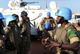 Sporné súdánské regiony střeží modré přilby OSN.