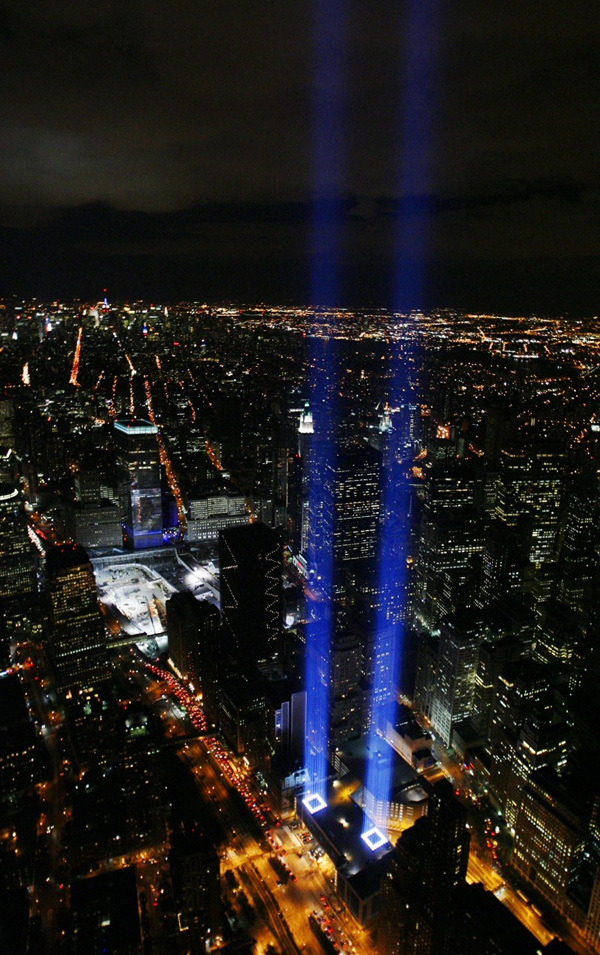 USA si připomínají výročí útoků každý rok. V roce 2006 zavzpomínaly na oběti útoků pomocí zářících "budov" na dolním Manhattanu v blízkosti Ground Zero.