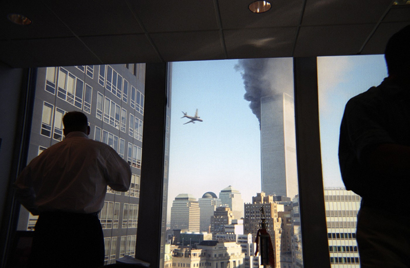Muž ze své kanceláře v centru New Yorku pozoruje druhé letadlo, jak nevyhnutelně míří ke svému cíli: jednomu z dvojčat Světového obchodního centra.