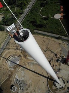Rekordní stožár v Dušanbe stavěla kalifornská firma Trident Support.