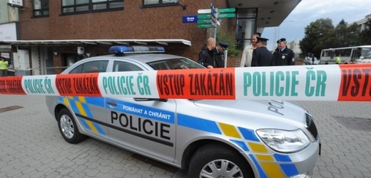 Osmnáctiletý muž přepadl odpoledne pobočku Komerční banky v centru Zlína.