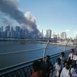 Newyorská "dvojčata" po zhroucení viděná z Manhattanského mostu.