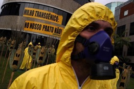 Greenpeace se tváří, že geneticky modifikované organismy jsou životu nebezpečné.