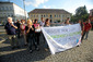 Poklidná demonstrace na náměstí ve Varnsdorfu probíhala za hlasitého aplausu místních obyvatel.