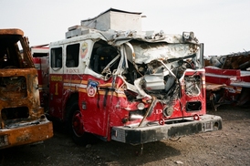 Poškozené hasičské vozy.