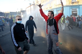 Muž v červeném vyprovokoval pochod na romskou ubytovnu.