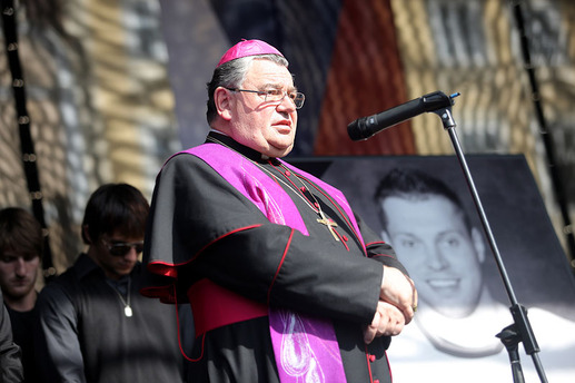 Proslov na pódiu měl také pražský arcibiskup Dominik Duka, který osud mladých hokejistů připodobnil k osudu Ježíše Krista, který také zemřel v raném věku.
