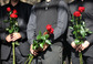 Hokejoví kolegové přinesli svým kamarádům každý tři rudé růže.