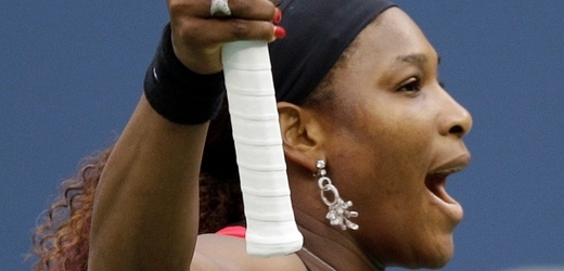 Serena Williamsová v diskusi s rozhodčí ve finále US Open.