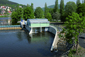 Malá vodní elektrárna a rybí přechod Beroun od Deco Atelieru využívá průtoku Berounky.