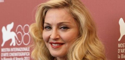 Zpěvačka Madonna na festivalu v Benátkách s viditelně oteklým obličejem.