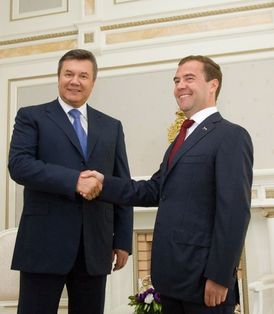 Janukovyč a Medveděv. Rozpačité líbánky Kyjeva a Moskvy.