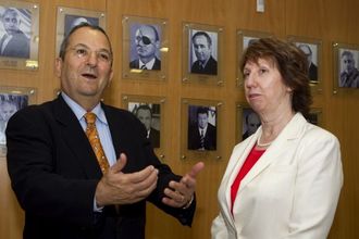 Šéfka diplomacie EU Ashtonová s izraelským ministrem obrany Barakem.