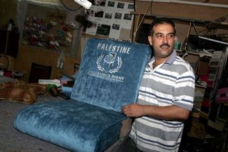 Palestinský čalouník vyrobil židli Palestiny pro OSN.