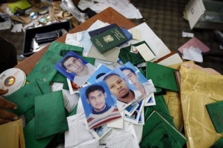 Neidentifikované fotografie z vyrabovaných úřadů libyjských tajných služeb.