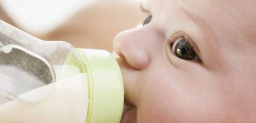 Podle doporučení lékařů je vhodné prvních šest měsíců děti kojit nebo přikrmovat kojeneckou výživou (ilustrační foto).