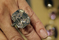 Obrovský prsten s 33,19karátovým diamantem dostala slavná herečka od svého manžela Richarda Burtona. Jeho cena se odhaduje na 2,5 až 3,5 milionu dolarů (45 až 63 milionů korun). (Foto: ČTK/AP)