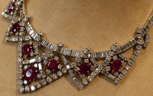 Tento rubínový a diamantový náhrdelník dostala Taylorová darem od Michaela Todda a jeho cena se odhaduje na 200 tisíc až 300 tisíc dolarů (3,4 až 5,4 milionu korun). (Foto: ČTK/AP)