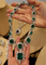 Bohatě zdobený náhrdelník s přívěskem od Richarda Burtona se pyšní překrásnými zelenými smaragdy a diamanty. Cenu aukční síň neuvádí. (Foto: ČTK/AP)