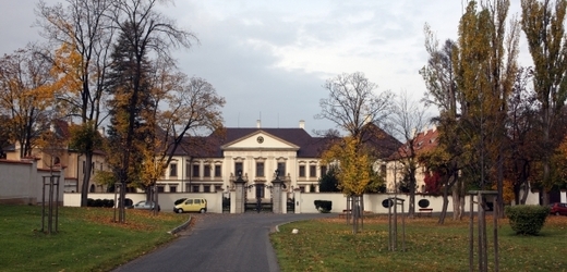 Úřad vlády prodá pozemky a několik budov v Kolodějích u Prahy.