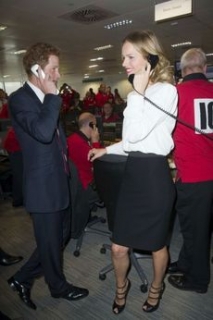 Eva Herzigová a princ Harry během telefonování a shánění peněz.