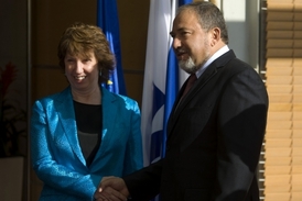 Šéfka unijní diplomacie Ashtonová s izraelským protějškem Avigdorem Liebermanem.