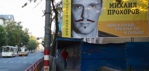 Sotva se Prochorov vrhl na politiku, začaly jeho plakáty stárnout.