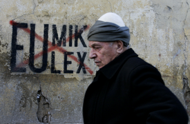 Zatímco kosovským Srbům se nelíbí celní dohled Prištiny, kosovským Albáncům vadí pokračování mise EULEX.  