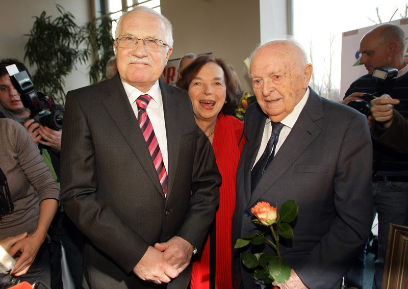 Letos v únoru přišel Vávrovi k jeho jubilejním stým narozeninám popřát i prezident Václav Klaus s manželkou Livií. (Foto: Tomáš Nosil)