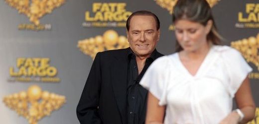 Berlusconi a ženy. Premiér na mítinku své strany Lid svobody.