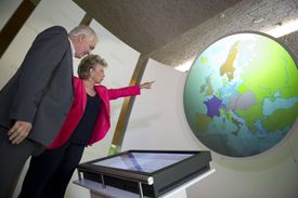 Eurokomisařka Redingová v muzeu v obci Schengen s tamním starostou.