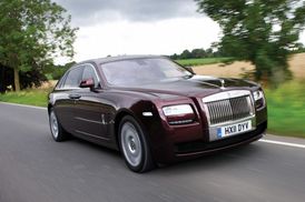 Polls-Royce Ghost s prodlouženým rozvor, který zdobí stánek značky na frankfurtském autosalonu