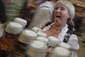 Ve 14 velkoprostorových a 21 menších pivních stanech šenkýřky v bavorských krojích dirndlech roznáší mezi nedočkavými hosty mázy piv a tácy s pečenými koleny, grilovanými kuřaty a klobásami s preclíky. (Foto: ČTK/AP)