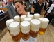 Každoročním zvykem se stalo také zdražování piva, za které letos hosté na Oktoberfestu zaplatí mezi 8,95 a 9,20 eura (218 až 226 korun). (Foto: Profimedia)