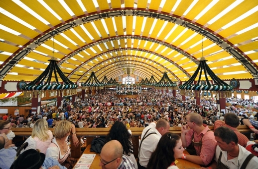 Do obřího stanu Schottenhammel se vejde 10 tisíc návštěvníků. (Foto: Profimedia)