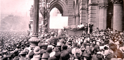 Rozvášněný dav demonstrantů v centru Vídně. Prostestuje se proti všeobecné drahotě. Snímek z čsp. Český svět, Vídeň, 17. 9. 1911