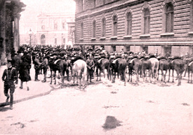 Dragouni připraveni do útoku proti demonstrantům. Snímek z čsp. Český svět, Vídeň, 17. 9. 1911