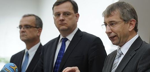 Ministr práce a sociálních věcí Jaromír Drábek, premiér Petr Nečas a ministr financí Miroslav Kalousek.