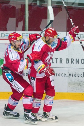 Ladislav Kohl (vpravo) a Jakub Orsava se radují z branky Třince.