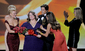 Jako nejlepší komediální herečka si cenu odnesla Melissa McCarthyová (v modrých šatech) ze seriálu Mike & Molly z roku 2010, v němž hraje ženu, která si svou lásku najde ve skupině lidí usilujících o snížení nadváhy.