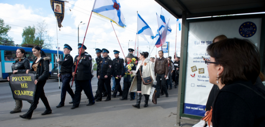 Po ulicích lotyšské metropole pochodují uniformovaní křísitelé ruského impéria.